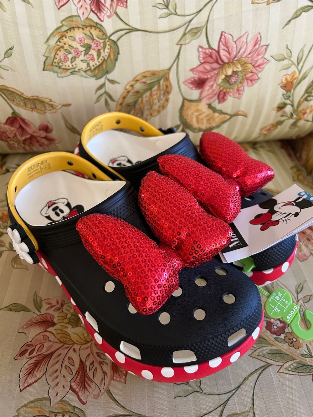 Minnie Mouse Disney Crocs NEW - Picture 2 of 9